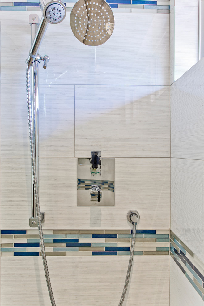 Modelo de cuarto de baño contemporáneo de tamaño medio