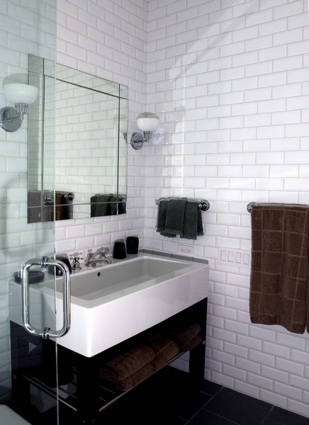 Стильный дизайн: огромная ванная комната в классическом стиле с открытыми фасадами, темными деревянными фасадами, отдельно стоящей ванной, угловым душем, черно-белой плиткой, каменной плиткой, белыми стенами, мраморным полом, душевой кабиной и раковиной с несколькими смесителями - последний тренд