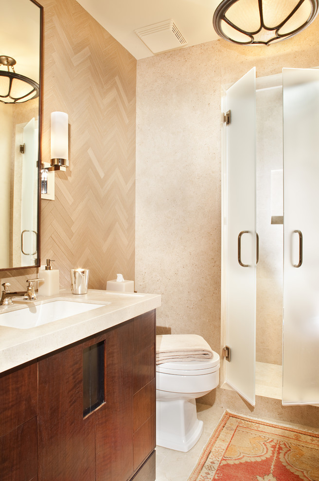 Cette image montre une salle de bain design avec un lavabo encastré.