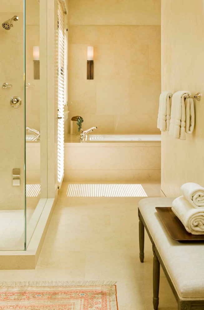 На фото: ванная комната в стиле неоклассика (современная классика) с ванной в нише и бежевой плиткой