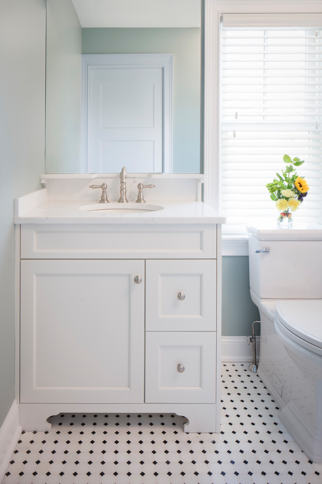 На фото: ванная комната среднего размера в стиле неоклассика (современная классика) с фасадами с утопленной филенкой, белыми фасадами, синей плиткой, плиткой из листового камня, душевой кабиной, мраморной столешницей, раздельным унитазом, синими стенами, полом из мозаичной плитки, врезной раковиной и белым полом