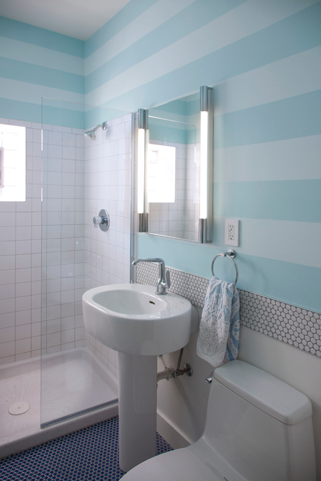 Kleines Klassisches Duschbad mit offener Dusche, Toilette mit Aufsatzspülkasten, weißen Fliesen, Keramikfliesen, blauer Wandfarbe, Keramikboden und Sockelwaschbecken in Chicago