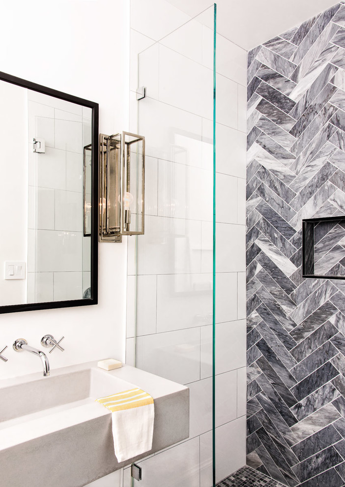 Immagine di una stanza da bagno con doccia design con piastrelle grigie, piastrelle bianche, lavabo integrato e doccia aperta