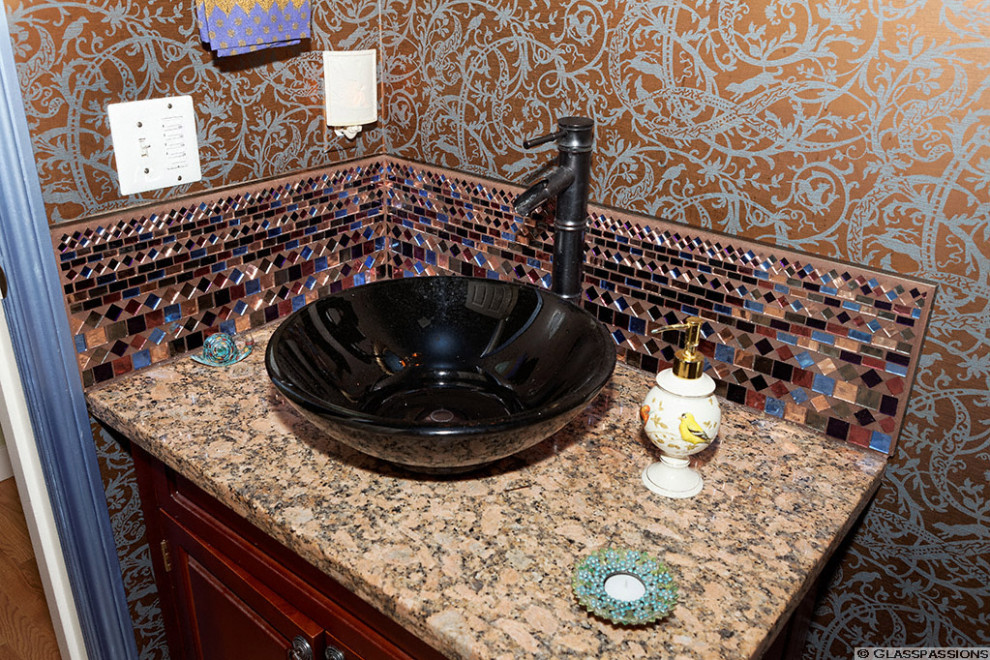 Esempio di una piccola stanza da bagno bohémian con consolle stile comò, piastrelle a specchio e top in granito