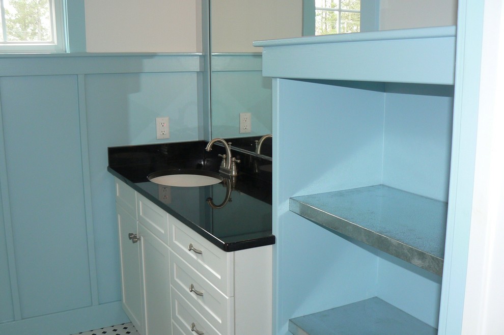 Пример оригинального дизайна: детская ванная комната среднего размера в морском стиле с фасадами в стиле шейкер, белыми фасадами, столешницей из гранита, желтой плиткой, плиткой мозаикой, ванной в нише, душем над ванной, раздельным унитазом, врезной раковиной, синими стенами и полом из мозаичной плитки
