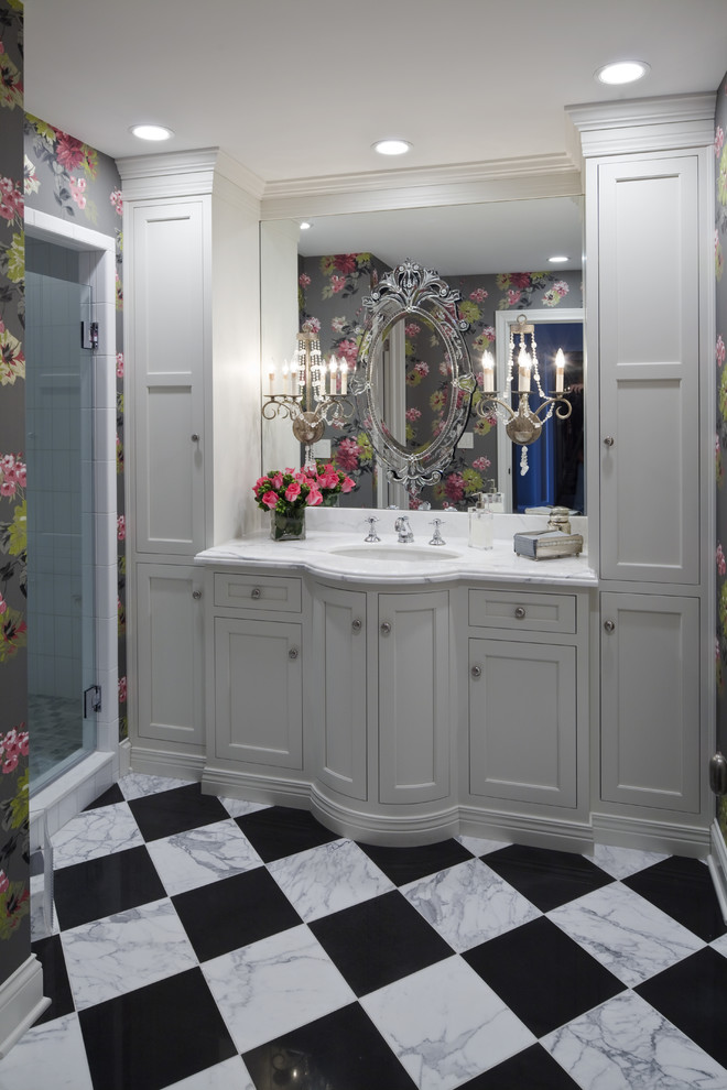 Идея дизайна: ванная комната в классическом стиле с врезной раковиной, фасадами с утопленной филенкой, белыми фасадами, душем в нише, белой плиткой и разноцветным полом