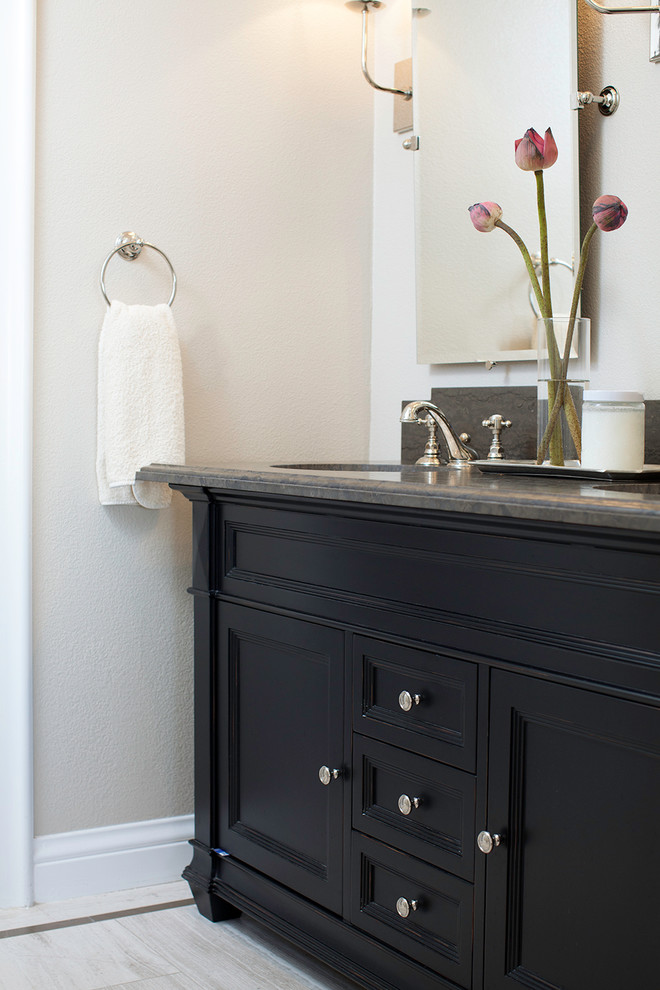 Inspiration för ett mellanstort vintage badrum, med ett undermonterad handfat, luckor med infälld panel, skåp i mörkt trä, marmorbänkskiva, ett badkar i en alkov, en dusch/badkar-kombination, grå kakel, stenkakel, grå väggar och marmorgolv