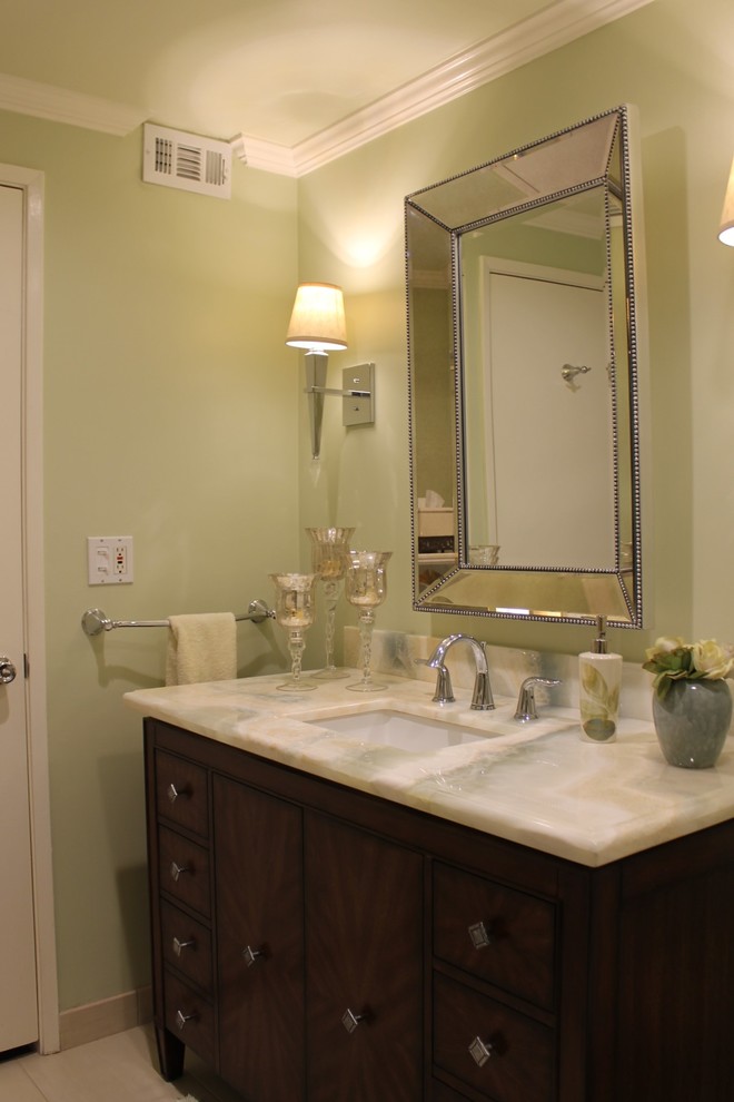 Idee per una stanza da bagno con doccia classica di medie dimensioni con consolle stile comò, ante in legno bruno, doccia alcova, piastrelle verdi, lastra di pietra, top in onice e top verde