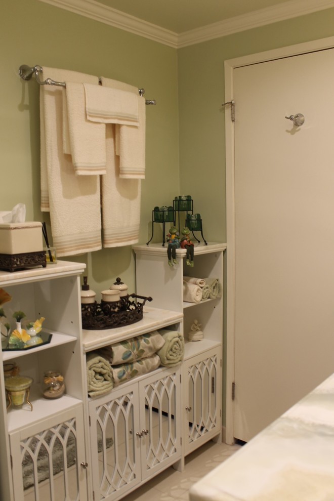 Inspiration pour une salle de bain traditionnelle en bois foncé de taille moyenne avec un placard en trompe-l'oeil, un carrelage vert, des dalles de pierre, un plan de toilette en onyx et un plan de toilette vert.