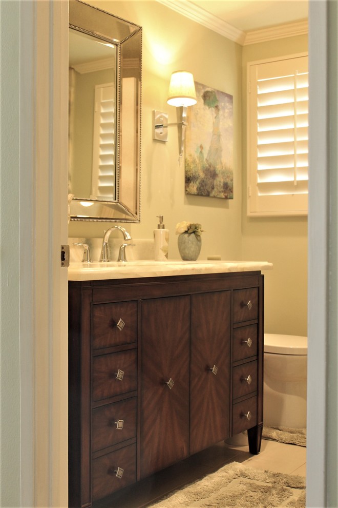 Exemple d'une salle de bain chic en bois foncé de taille moyenne avec un placard en trompe-l'oeil, un carrelage vert, des dalles de pierre, un plan de toilette en onyx et un plan de toilette vert.
