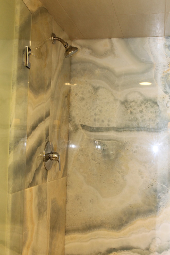 Mittelgroßes Klassisches Duschbad mit verzierten Schränken, dunklen Holzschränken, Duschnische, grünen Fliesen, Steinplatten, Onyx-Waschbecken/Waschtisch und grüner Waschtischplatte in Los Angeles