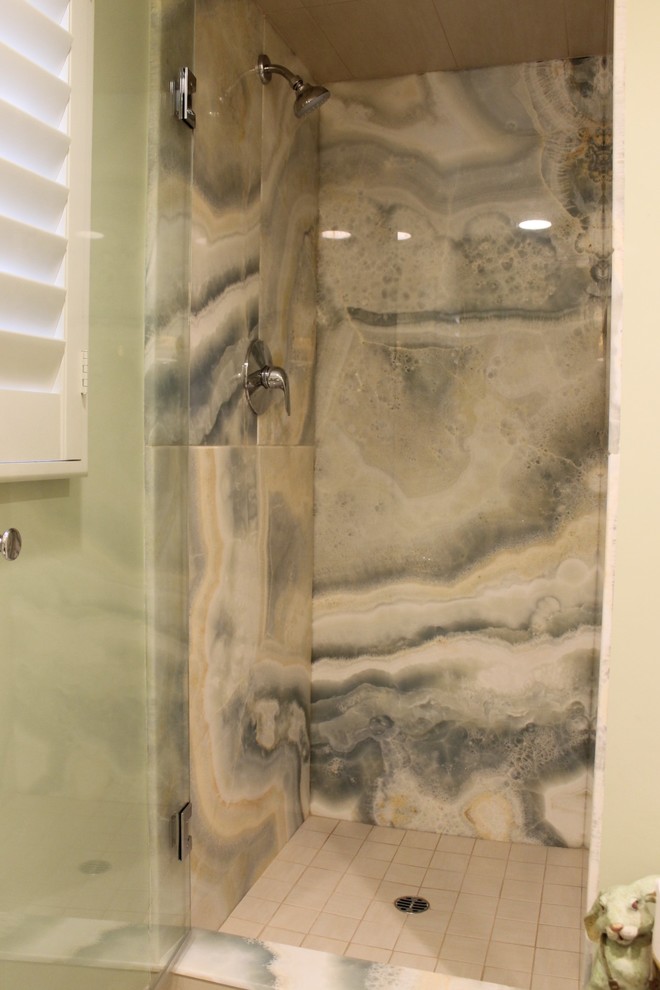 Exemple d'une salle de bain chic en bois foncé de taille moyenne avec un placard en trompe-l'oeil, un carrelage vert, des dalles de pierre, un plan de toilette en onyx et un plan de toilette vert.