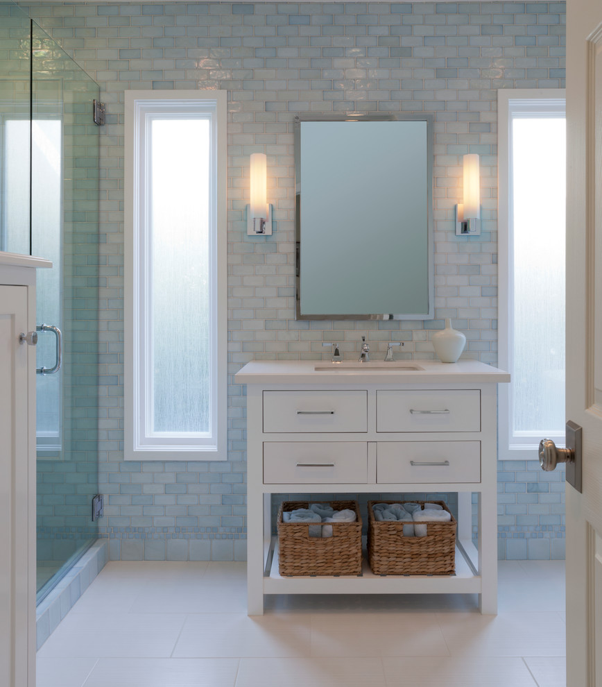 Источник вдохновения для домашнего уюта: ванная комната среднего размера в классическом стиле с белыми фасадами, синей плиткой, врезной раковиной, столешницей из искусственного кварца, стеклянной плиткой, синими стенами, полом из керамогранита, душевой кабиной, плоскими фасадами и белой столешницей
