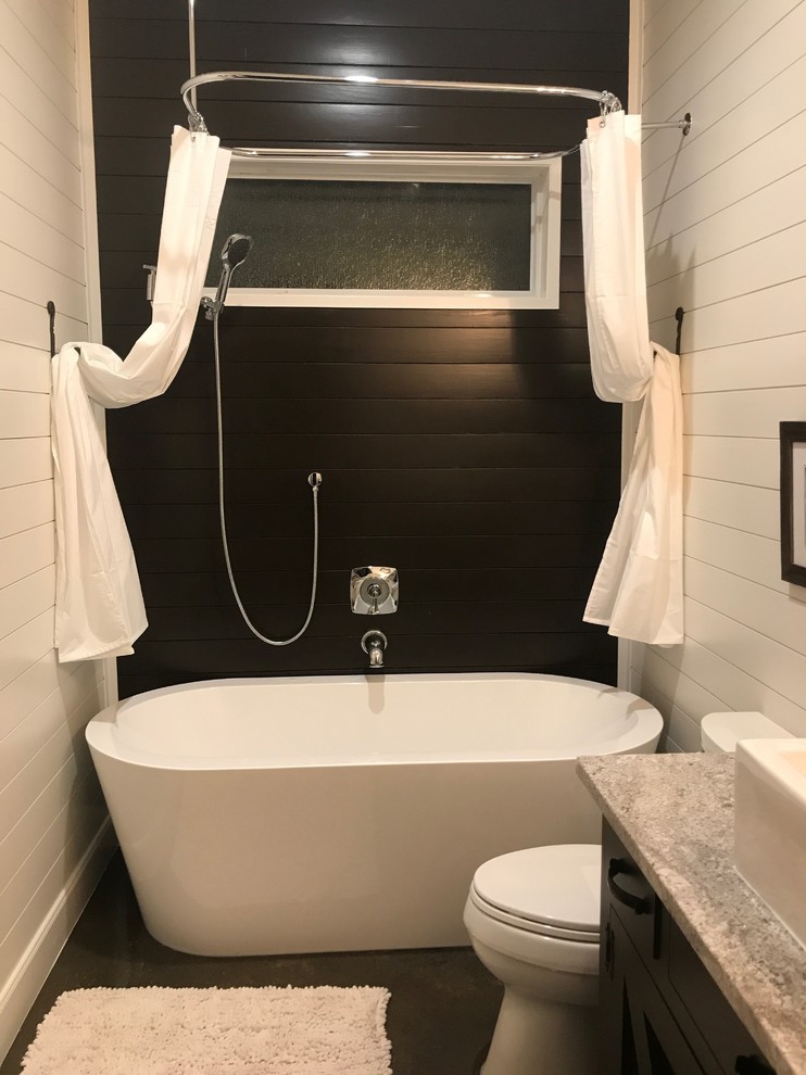 Inspiration för ett litet lantligt badrum med dusch, med ett fristående badkar, betonggolv och granitbänkskiva