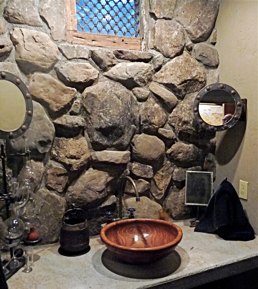 Foto de cuarto de baño rústico pequeño con lavabo sobreencimera, encimera de cemento, ducha esquinera, sanitario de dos piezas, baldosas y/o azulejos grises y paredes grises