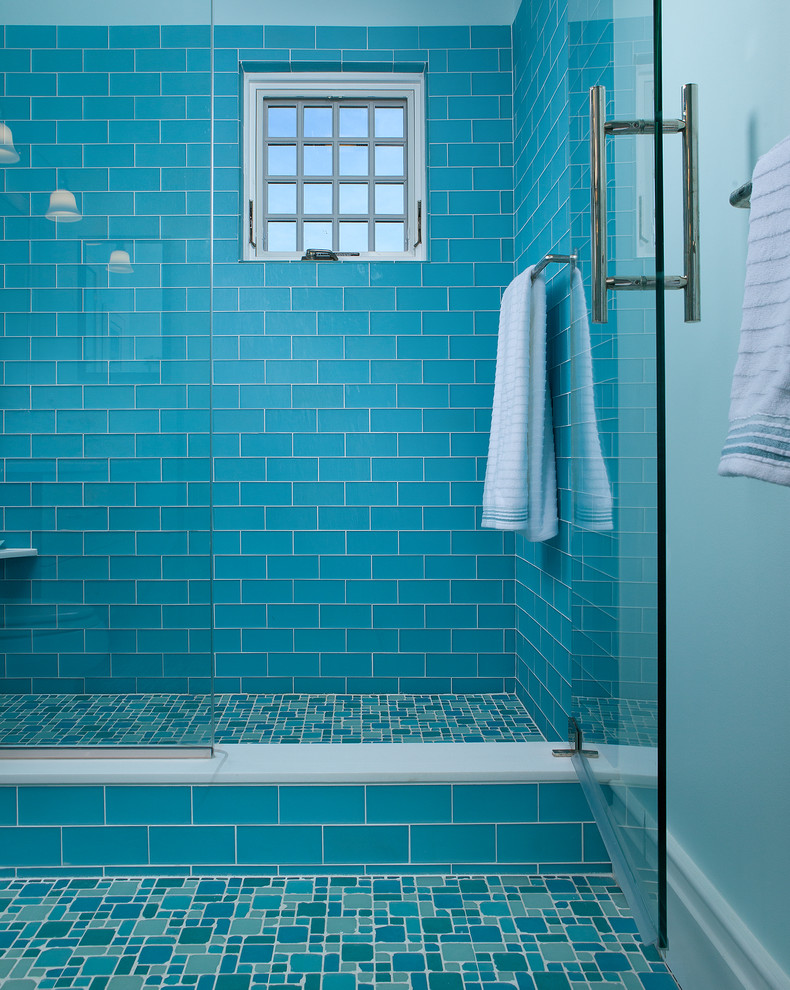 Foto di una stanza da bagno con doccia costiera di medie dimensioni con doccia alcova, piastrelle blu, piastrelle di vetro, pareti blu, pavimento con piastrelle a mosaico, pavimento blu e porta doccia a battente