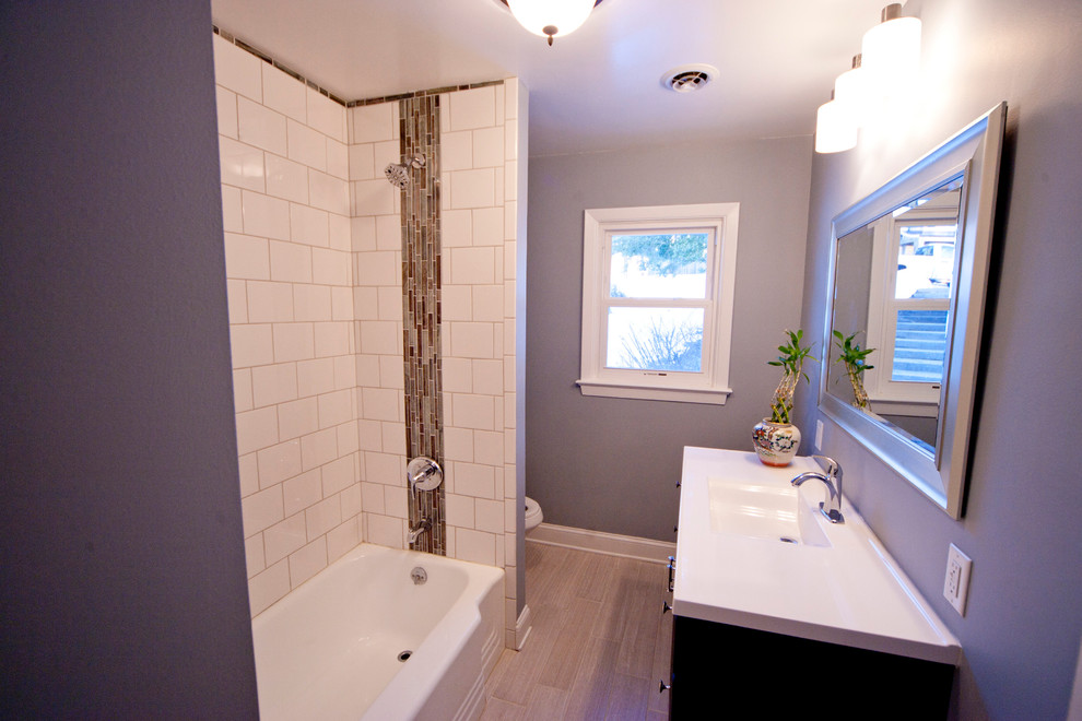 На фото: ванная комната среднего размера в современном стиле с белой плиткой, керамической плиткой, синими стенами и полом из керамической плитки с