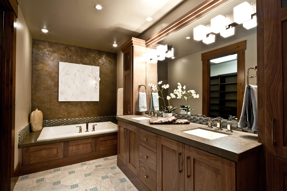 Стильный дизайн: ванная комната: освещение в современном стиле с врезной раковиной, фасадами в стиле шейкер, темными деревянными фасадами, накладной ванной, плиткой мозаикой и коричневой столешницей - последний тренд