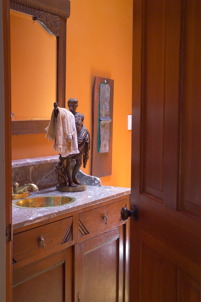 Ispirazione per una piccola stanza da bagno con doccia classica con top in marmo, pareti arancioni, consolle stile comò, ante in legno bruno, WC a due pezzi, pavimento in legno massello medio, lavabo da incasso e pavimento beige