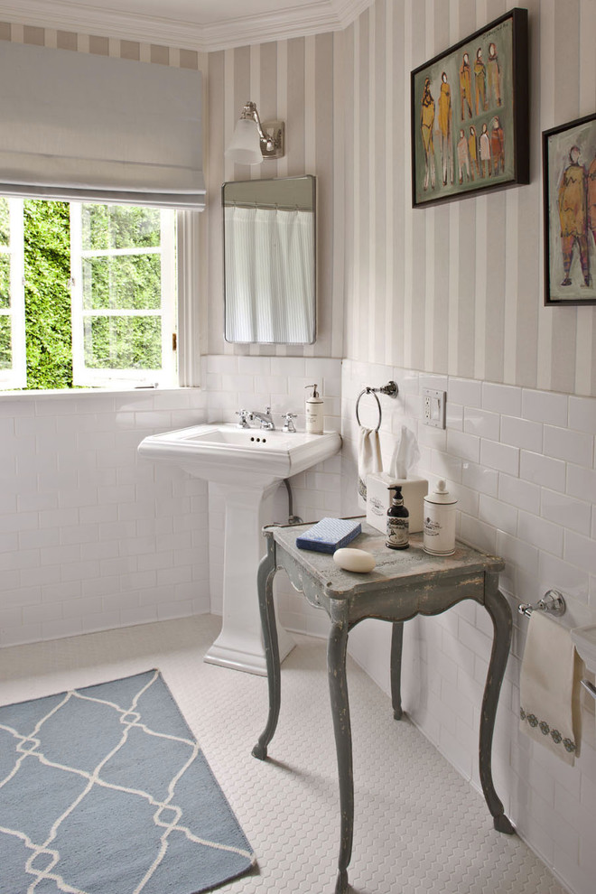 Cette photo montre une salle de bain chic avec mosaïque et un lavabo de ferme.