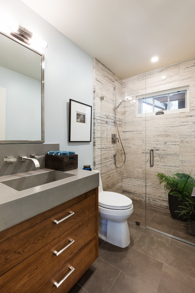 Exemple d'une petite salle de bain chic en bois brun pour enfant avec un placard à porte plane, un carrelage beige, un carrelage de pierre, un mur bleu, un sol en carrelage de céramique et un plan de toilette en béton.
