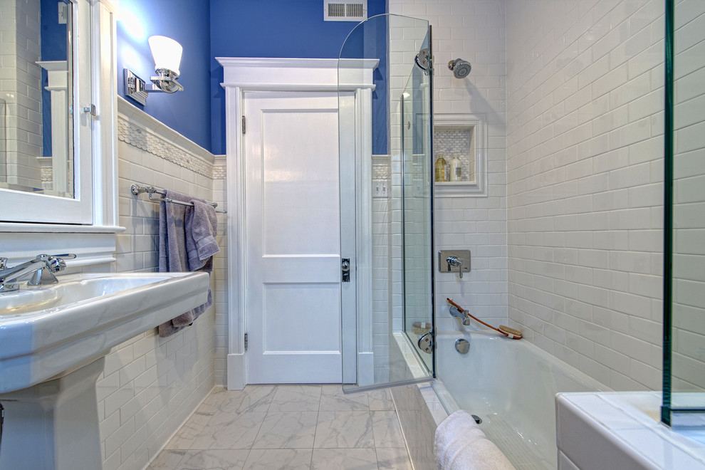 Свежая идея для дизайна: ванная комната среднего размера в морском стиле с фасадами в стиле шейкер, темными деревянными фасадами, ванной в нише, душем над ванной, раздельным унитазом, белой плиткой, плиткой кабанчик, фиолетовыми стенами, полом из керамической плитки, душевой кабиной, раковиной с пьедесталом, белым полом и душем с распашными дверями - отличное фото интерьера