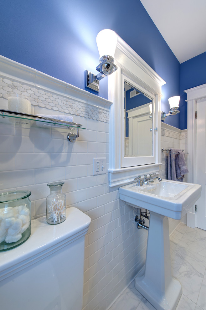 Cette photo montre une salle d'eau chic en bois foncé de taille moyenne avec un placard à porte shaker, une baignoire en alcôve, un combiné douche/baignoire, WC séparés, un carrelage blanc, un carrelage métro, un sol en carrelage de céramique, un lavabo de ferme, un sol blanc, une cabine de douche à porte battante et un mur bleu.
