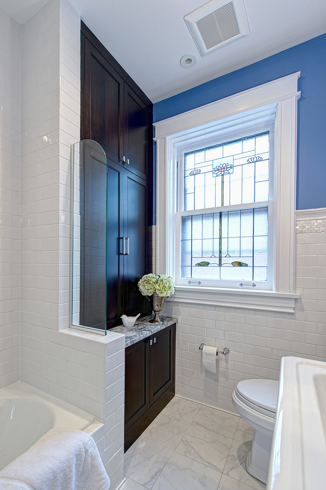Пример оригинального дизайна: детская ванная комната среднего размера в классическом стиле с фасадами в стиле шейкер, темными деревянными фасадами, ванной в нише, душем над ванной, раздельным унитазом, белой плиткой, плиткой кабанчик, полом из керамической плитки, раковиной с пьедесталом, белым полом, душем с распашными дверями и синими стенами