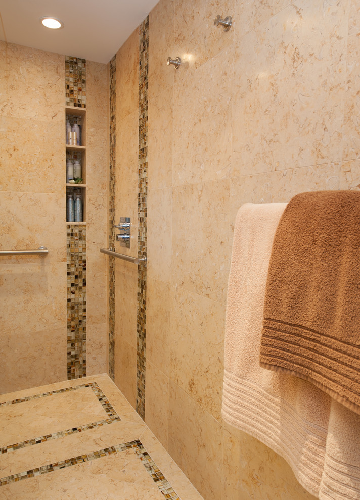 На фото: ванная комната в морском стиле с плоскими фасадами, фасадами цвета дерева среднего тона, открытым душем, раздельным унитазом, желтой плиткой, стеклянной плиткой, желтыми стенами, полом из известняка, врезной раковиной и столешницей из гранита
