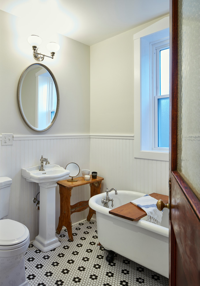 Inspiration för ett litet vintage badrum, med ett badkar med tassar, en toalettstol med hel cisternkåpa, vita väggar, klinkergolv i porslin, ett piedestal handfat och vitt golv