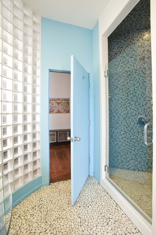 Imagen de cuarto de baño contemporáneo con baldosas y/o azulejos en mosaico, suelo de baldosas tipo guijarro y ducha esquinera