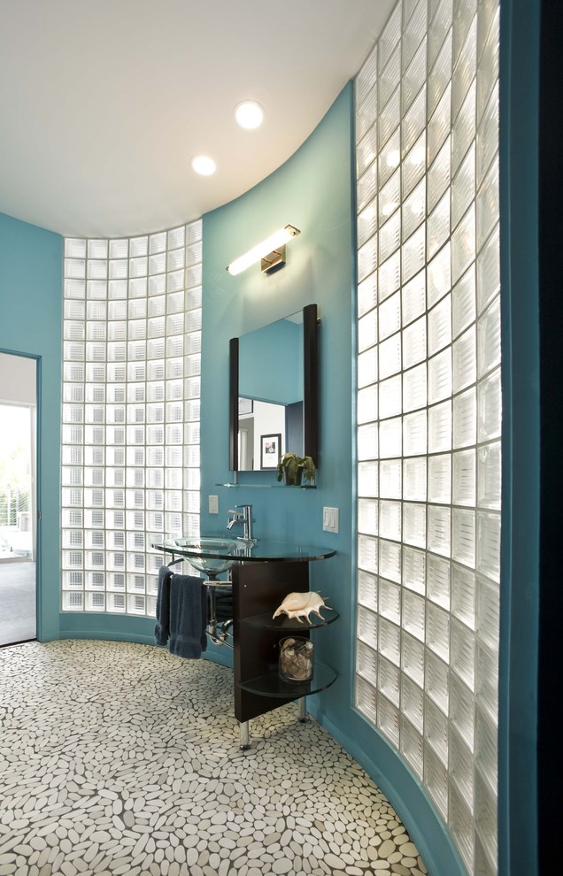 Свежая идея для дизайна: ванная комната в современном стиле с консольной раковиной, полом из галечной плитки и синими стенами - отличное фото интерьера