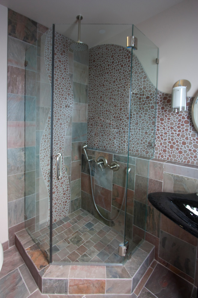 Foto de cuarto de baño contemporáneo pequeño con ducha esquinera, baldosas y/o azulejos de vidrio y baldosas y/o azulejos multicolor
