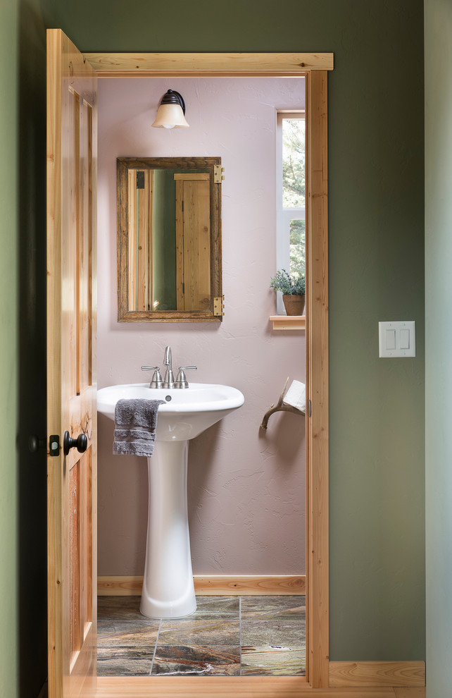 Ejemplo de cuarto de baño rústico pequeño con baldosas y/o azulejos verdes, baldosas y/o azulejos de cerámica, paredes púrpuras, suelo de baldosas de porcelana y lavabo con pedestal