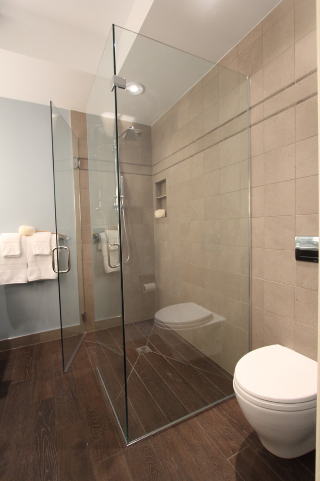 Inspiration pour une salle d'eau design de taille moyenne avec une douche à l'italienne, un carrelage beige, des carreaux de céramique, parquet foncé, WC suspendus, un mur gris, un sol marron et une cabine de douche à porte battante.