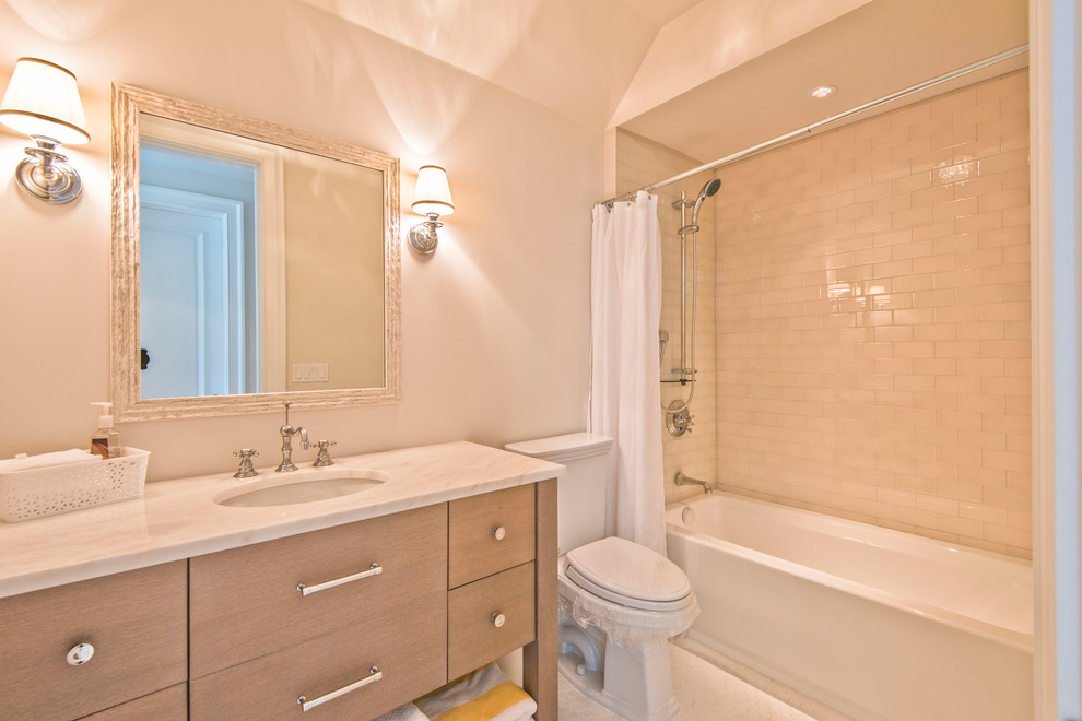Aménagement d'une salle de bain classique en bois brun de taille moyenne avec un placard à porte plane, une baignoire en alcôve, un combiné douche/baignoire, WC séparés, un carrelage beige, un carrelage en pâte de verre, un mur beige, un sol en carrelage de terre cuite, un lavabo encastré et un plan de toilette en marbre.