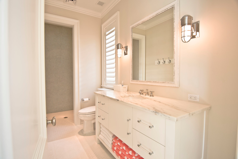 Свежая идея для дизайна: ванная комната среднего размера в классическом стиле с плоскими фасадами, белыми фасадами, ванной на ножках, душем в нише, раздельным унитазом, синей плиткой, керамической плиткой, бежевыми стенами, полом из мозаичной плитки, врезной раковиной и мраморной столешницей - отличное фото интерьера