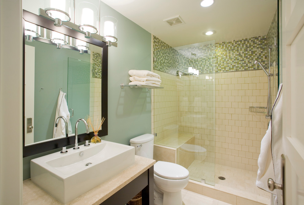 На фото: ванная комната: освещение в современном стиле с плиткой кабанчик, настольной раковиной и бежевым полом