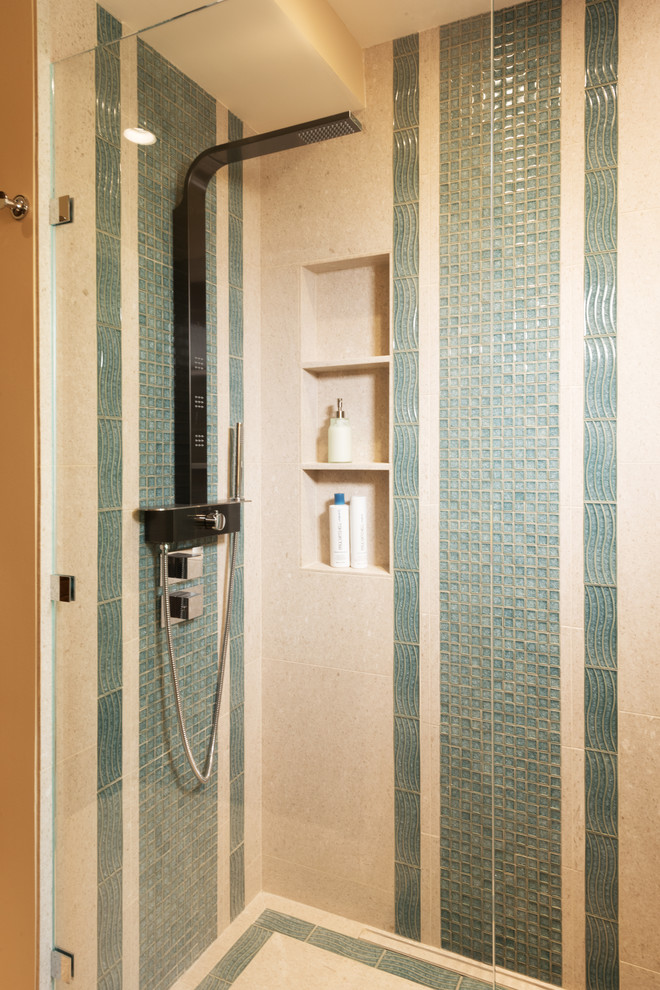 Idée de décoration pour une salle de bain design en bois brun avec un placard en trompe-l'oeil, une douche à l'italienne, WC à poser, un carrelage bleu, du carrelage en pierre calcaire, un mur beige, un sol en calcaire, un lavabo encastré, un plan de toilette en granite, un sol beige, une cabine de douche à porte battante et un plan de toilette bleu.