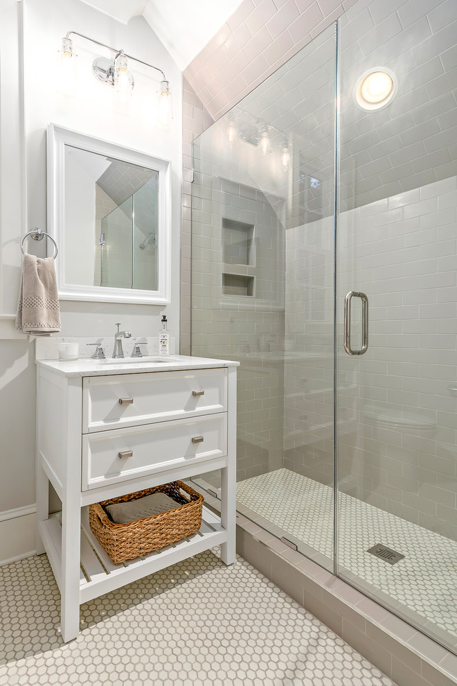 Modelo de cuarto de baño infantil clásico renovado de tamaño medio con armarios tipo mueble, puertas de armario blancas, suelo con mosaicos de baldosas y ducha con puerta con bisagras