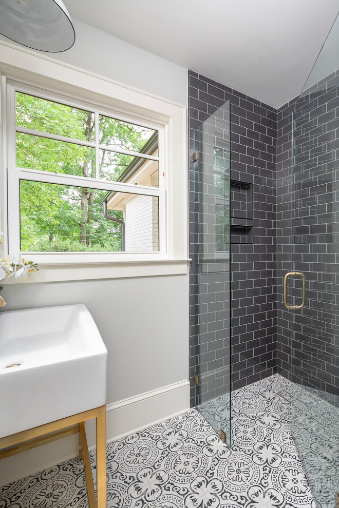 Mittelgroßes Klassisches Duschbad mit verzierten Schränken, weißen Schränken, weißer Wandfarbe und Porzellan-Bodenfliesen in Charlotte