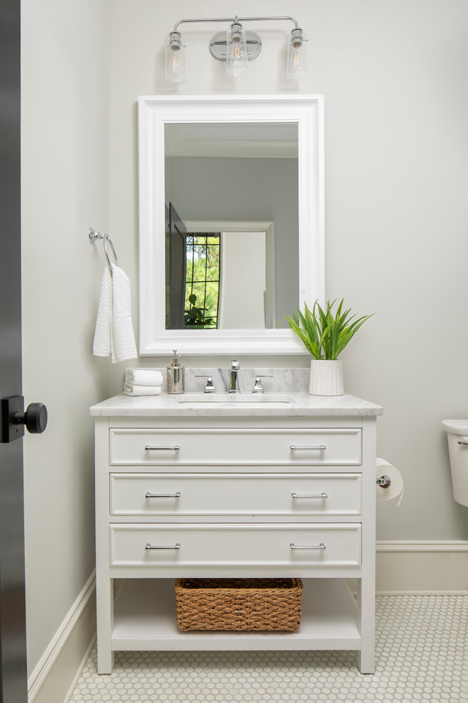 Ejemplo de cuarto de baño tradicional renovado de tamaño medio con armarios tipo mueble, puertas de armario blancas, paredes beige, suelo con mosaicos de baldosas y encimeras blancas