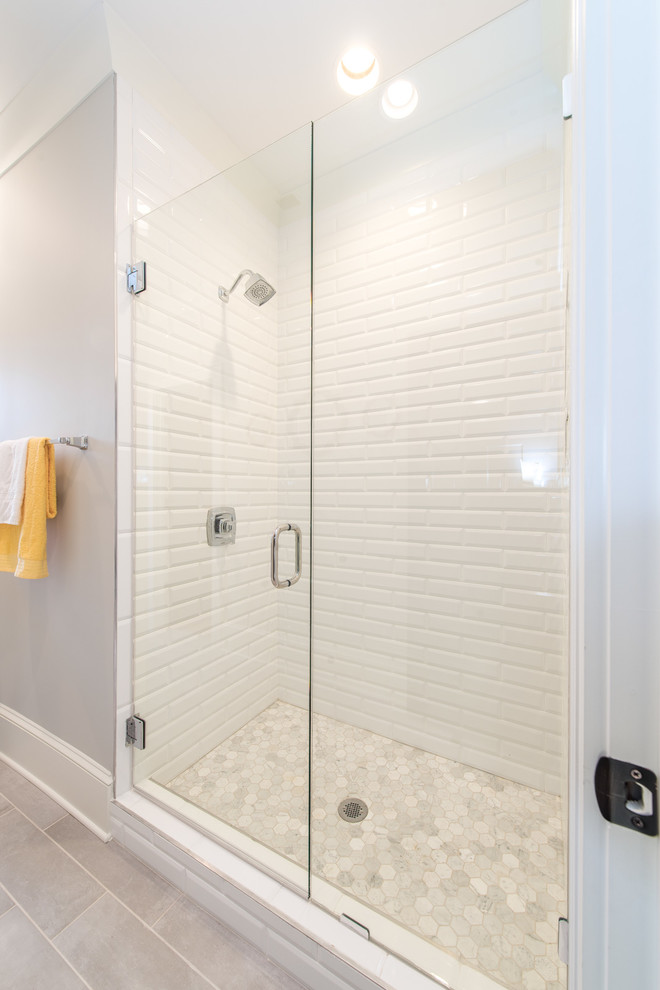 Idee per una stanza da bagno stile americano di medie dimensioni con pareti beige e pavimento beige