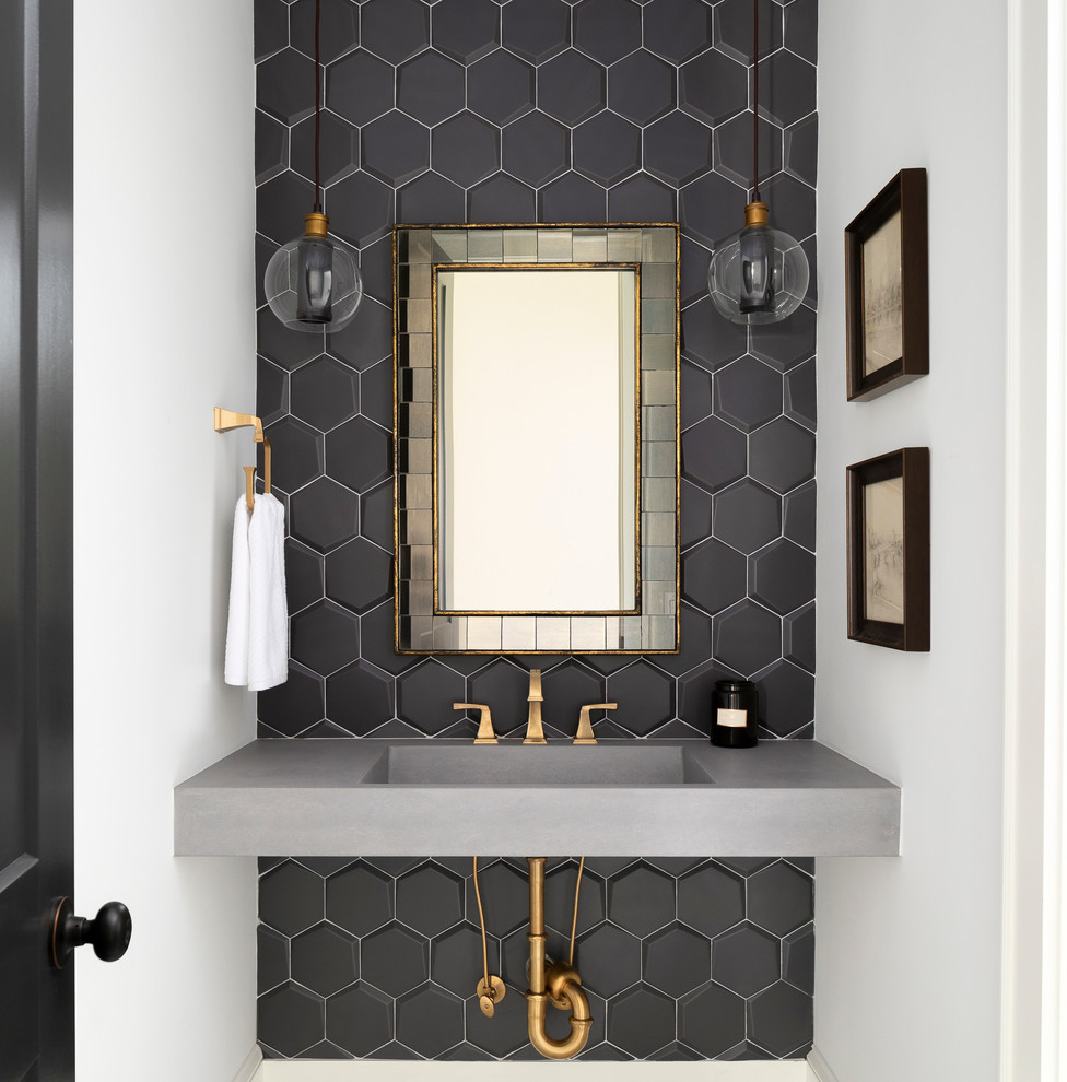 Foto di una stanza da bagno country di medie dimensioni con piastrelle nere, piastrelle in gres porcellanato, pareti beige, lavabo a bacinella, top in cemento e top grigio