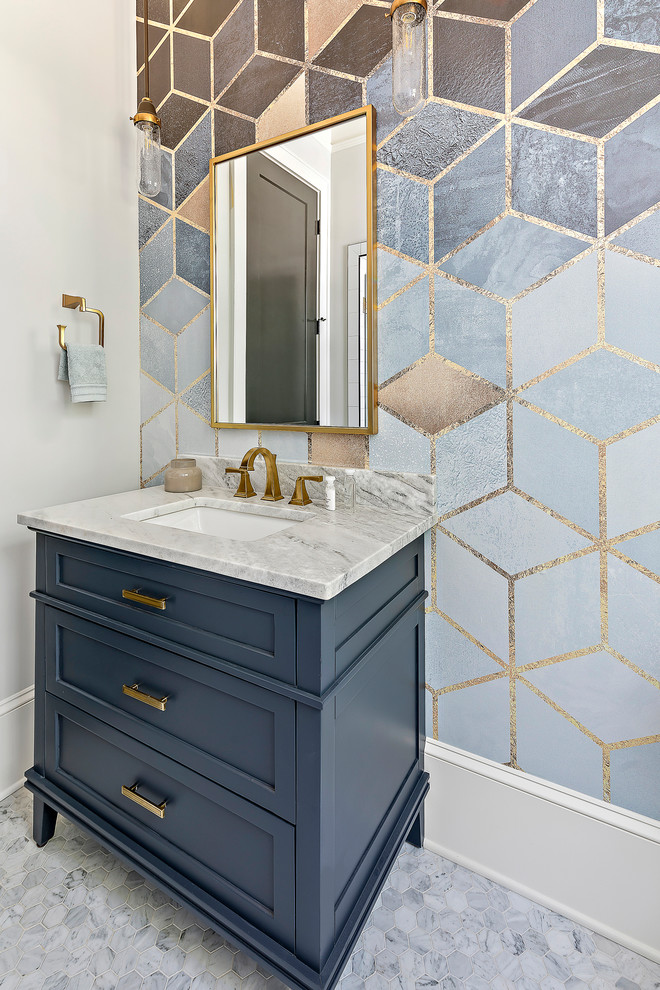 Modelo de cuarto de baño tradicional renovado de tamaño medio con armarios tipo mueble, puertas de armario azules, suelo con mosaicos de baldosas, encimera de mármol y suelo blanco