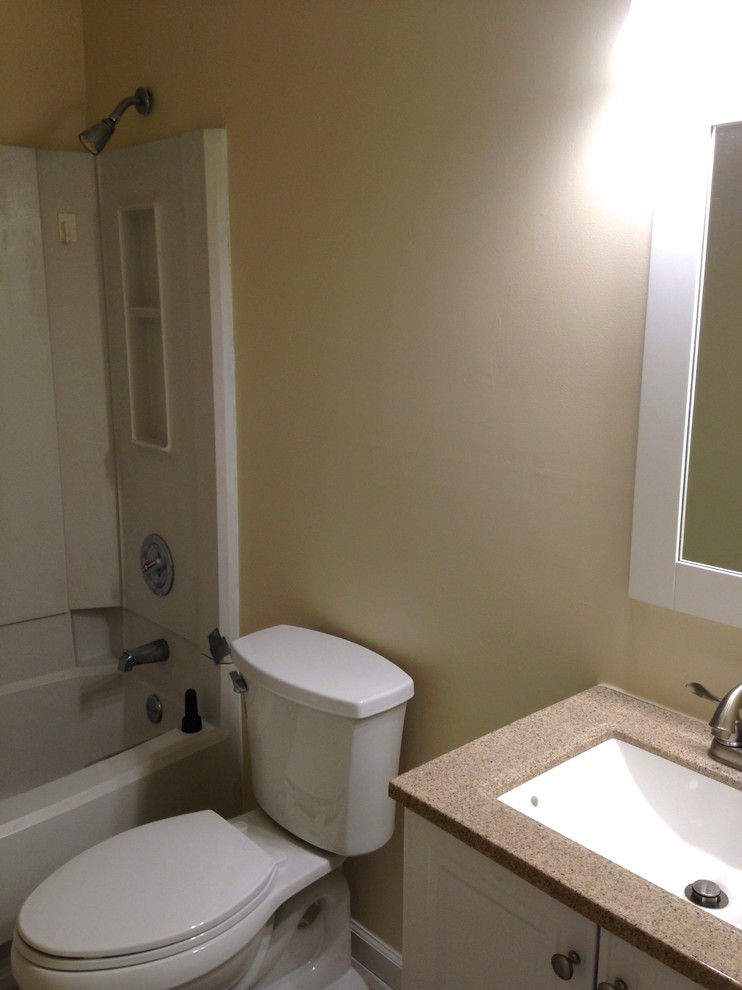 Источник вдохновения для домашнего уюта: маленькая ванная комната в стиле неоклассика (современная классика) с монолитной раковиной, плоскими фасадами, белыми фасадами, столешницей из искусственного камня, ванной в нише, душем над ванной, унитазом-моноблоком, белой плиткой, керамогранитной плиткой, бежевыми стенами, полом из керамогранита и душевой кабиной для на участке и в саду
