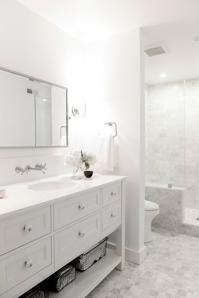 Inspiration för ett litet vintage badrum med dusch, med skåp i shakerstil, vita skåp, en toalettstol med separat cisternkåpa, vit kakel, keramikplattor, vita väggar, mosaikgolv, ett undermonterad handfat och bänkskiva i akrylsten