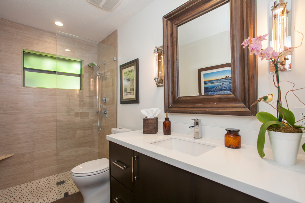 Exempel på ett mellanstort klassiskt badrum med dusch, med släta luckor, bruna skåp, en kantlös dusch, en toalettstol med hel cisternkåpa, beige kakel, porslinskakel, vita väggar, klinkergolv i porslin, ett undermonterad handfat, bänkskiva i kvarts och med dusch som är öppen