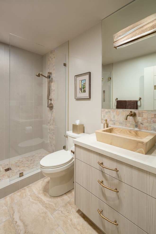 Idéer för att renovera ett litet funkis beige beige badrum, med släta luckor, skåp i ljust trä, en dubbeldusch, beige kakel, porslinskakel, beige väggar, klinkergolv i porslin, ett piedestal handfat, bänkskiva i akrylsten, orange golv och dusch med gångjärnsdörr
