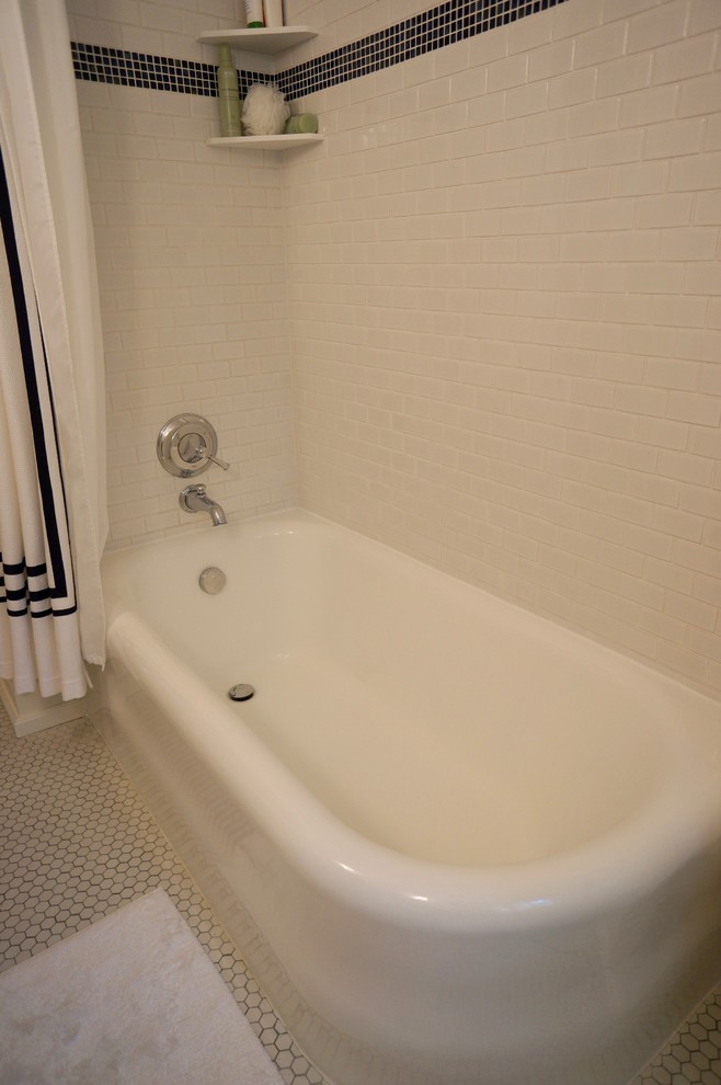 Inredning av ett klassiskt mellanstort badrum med dusch, med skåp i shakerstil, vita skåp, ett hörnbadkar, en hörndusch, en toalettstol med separat cisternkåpa, vit kakel, tunnelbanekakel, vita väggar och ett piedestal handfat